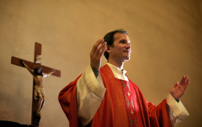 天主教允許神父為同性伴侶祝福 同性戀議題致教會分裂